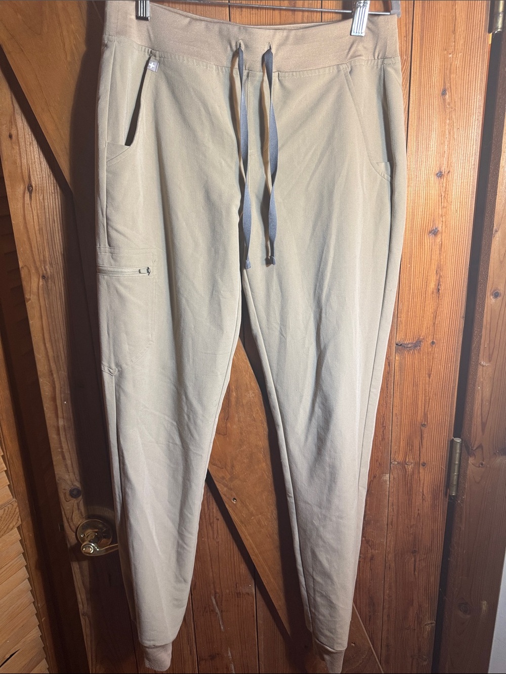 Figs Womens Zamora 2.0 Jogger Scrubs Pants in Latte Size Small Tall